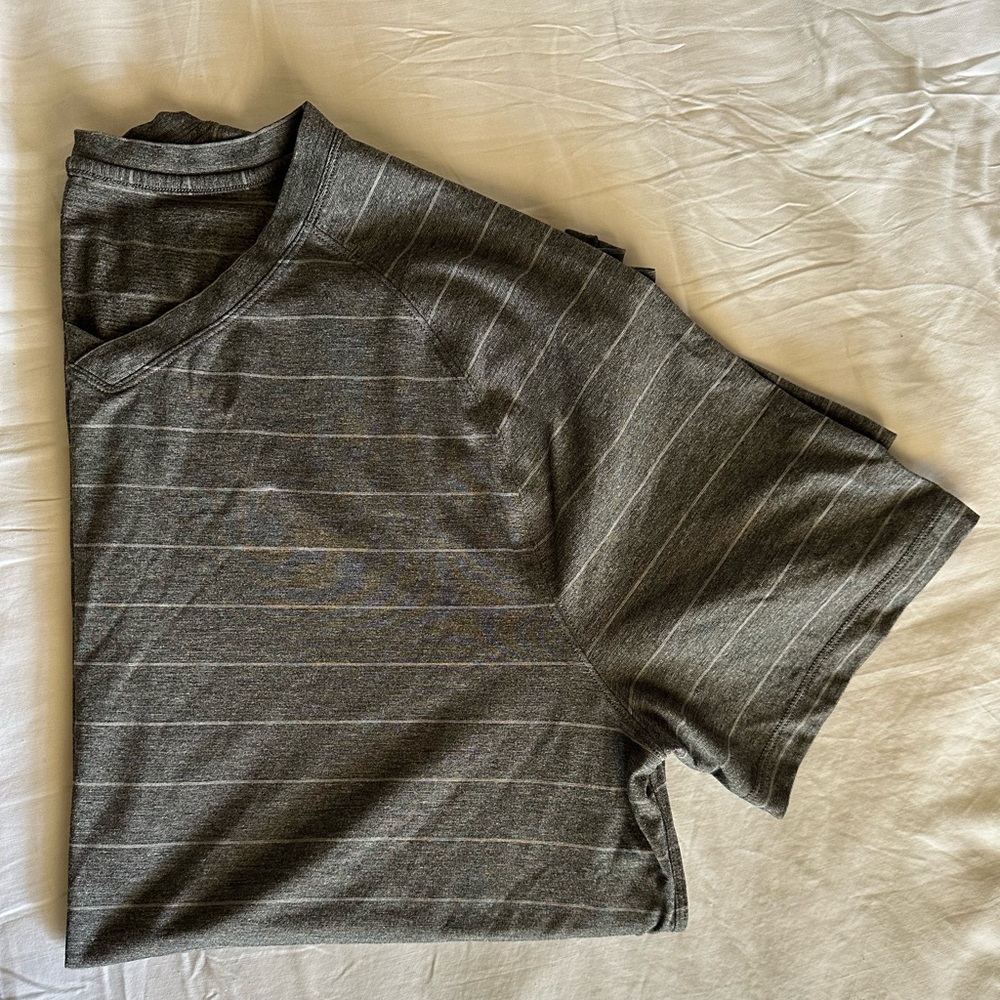 Men’s Large Lululemon athletic t-shirt